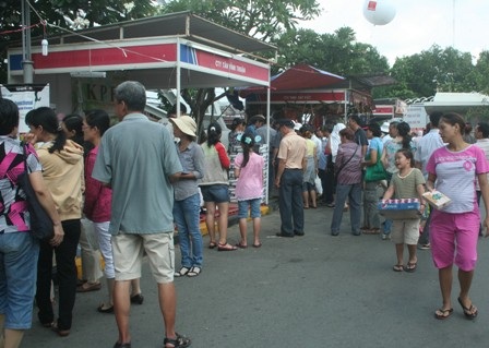 Dài cổ chờ mua hàng trong kỳ nghỉ lễ - 1