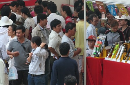 Dài cổ chờ mua hàng trong kỳ nghỉ lễ - 2