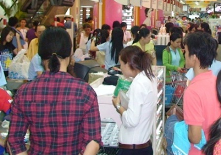 Dài cổ chờ mua hàng trong kỳ nghỉ lễ - 3