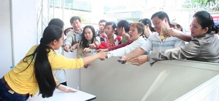 Dài cổ chờ mua hàng trong kỳ nghỉ lễ - 4