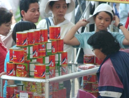 Dài cổ chờ mua hàng trong kỳ nghỉ lễ - 5