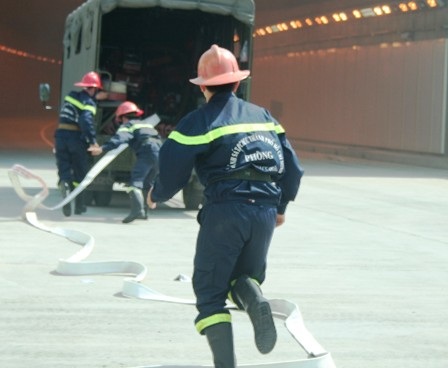 Diễn tập với tình huống cháy xe tải giữa hầm Thủ Thiêm - 13