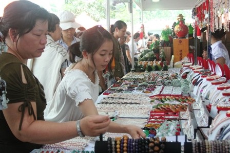 Dài cổ chờ mua hàng trong kỳ nghỉ lễ - 6