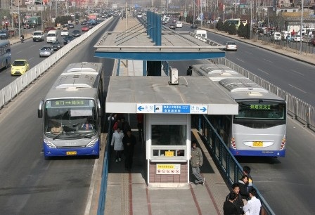 TPHCM nên phát triển loại hình xe buýt nhanh - 1 TPHCM nên phát triển loại hình xe buýt nhanh - 1