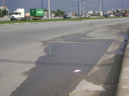 Đại lộ Đông - Tây nứt, lún vì xe chạy nhiều!? - 3