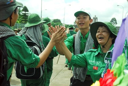 400 người đi bộ từ Làng Sen về đến Nhà Rồng - 3