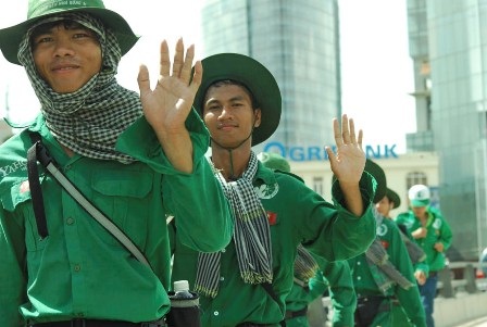 400 người đi bộ từ Làng Sen về đến Nhà Rồng - 8