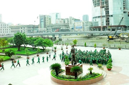 400 người đi bộ từ Làng Sen về đến Nhà Rồng - 1