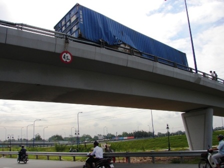 Hai cây cầu nguy hiểm ở cửa ngõ TPHCM - 1