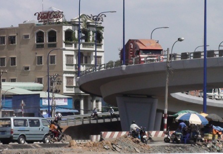 Hai cây cầu nguy hiểm ở cửa ngõ TPHCM - 2