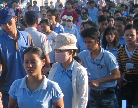 Giá cả leo thang, công nhân bỏ xưởng - 1