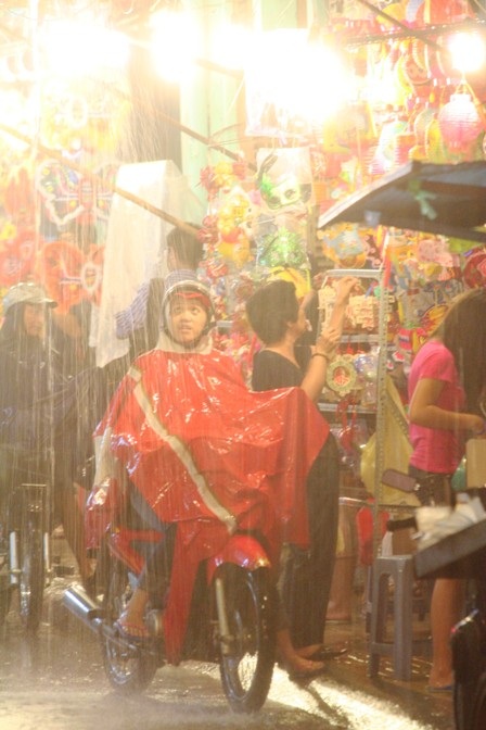 Đội mưa đi ngắm phố đèn lồng - 12