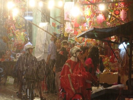 Đội mưa đi ngắm phố đèn lồng - 13