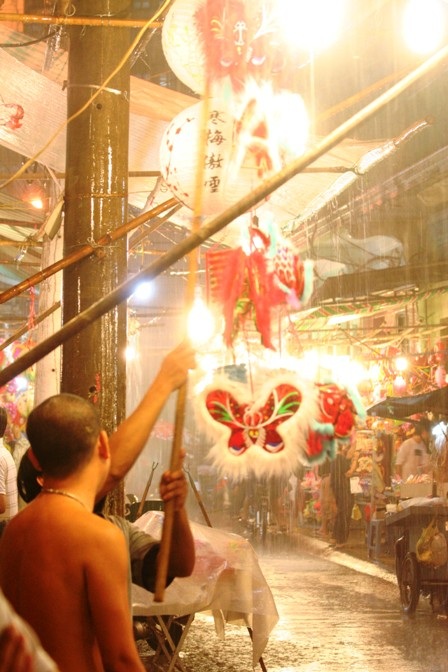 Đội mưa đi ngắm phố đèn lồng - 14