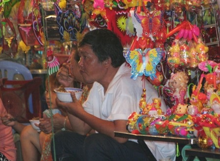 Đội mưa đi ngắm phố đèn lồng - 15