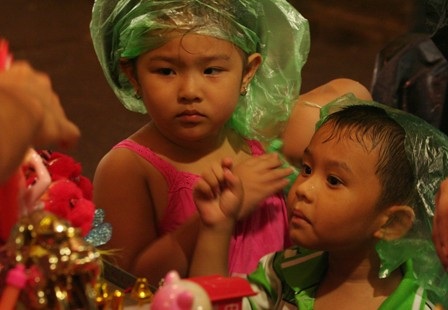 Đội mưa đi ngắm phố đèn lồng - 17