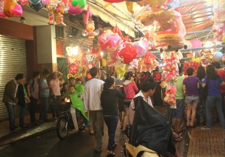 Đội mưa đi ngắm phố đèn lồng - 2