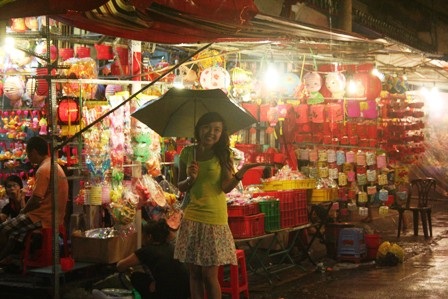 Đội mưa đi ngắm phố đèn lồng - 3