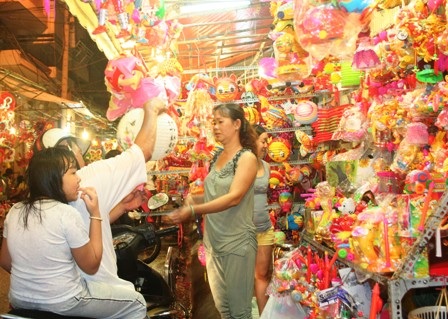 Đội mưa đi ngắm phố đèn lồng - 5