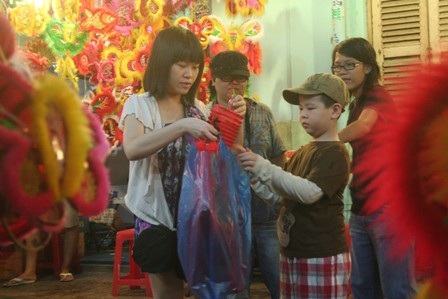 Đội mưa đi ngắm phố đèn lồng - 6