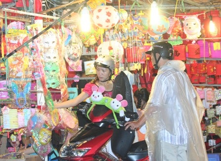 Đội mưa đi ngắm phố đèn lồng - 7