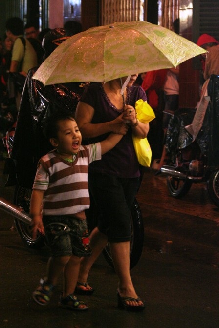 Đội mưa đi ngắm phố đèn lồng - 8