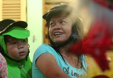 Đội mưa đi ngắm phố đèn lồng - 9