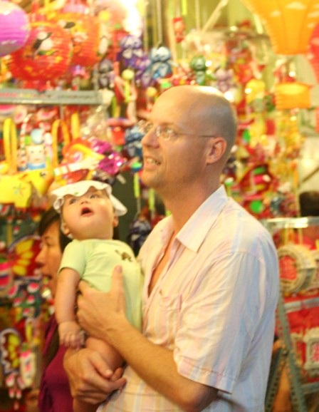 Đội mưa đi ngắm phố đèn lồng - 10