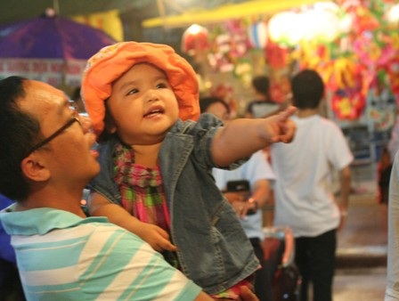 Đội mưa đi ngắm phố đèn lồng - 11