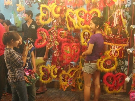 Giới trẻ Sài thành làm dáng bên đèn - 2