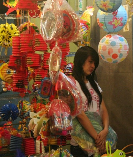 Giới trẻ Sài thành làm dáng bên đèn - 1