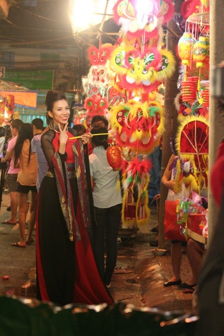 Giới trẻ Sài thành làm dáng bên đèn - 4