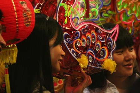 Giới trẻ Sài thành làm dáng bên đèn - 8