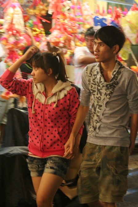 Giới trẻ Sài thành làm dáng bên đèn - 10