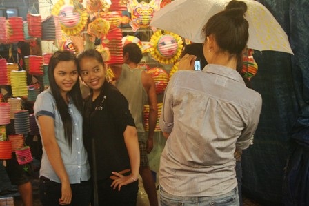 Giới trẻ Sài thành làm dáng bên đèn - 12