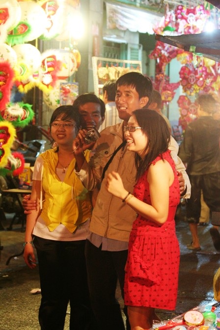 Giới trẻ Sài thành làm dáng bên đèn - 11