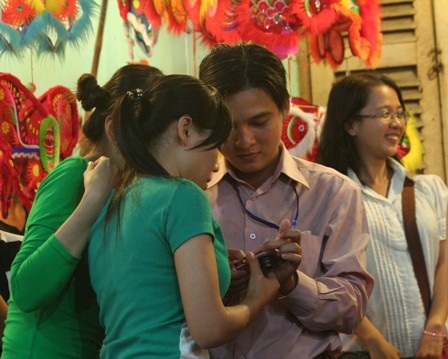 Giới trẻ Sài thành làm dáng bên đèn - 13