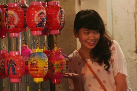 Giới trẻ Sài thành làm dáng bên đèn - 14