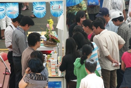 Chen chân mua hàng khuyến mãi - 1