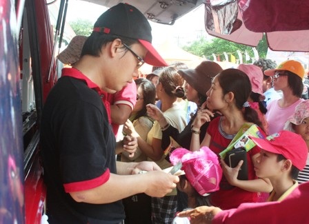 Chen chân mua hàng khuyến mãi - 4