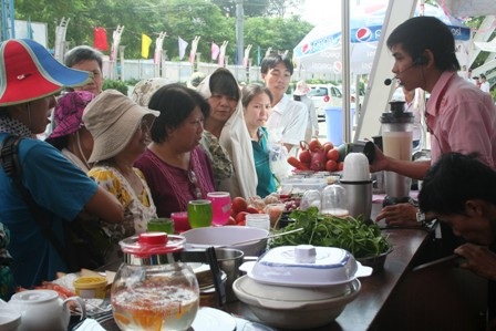 Chen chân mua hàng khuyến mãi - 3