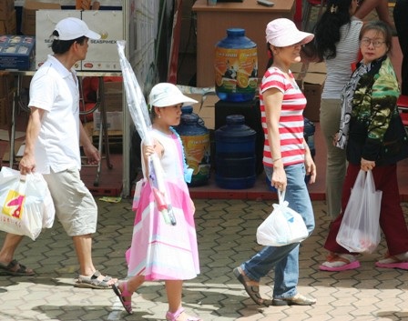 Chen chân mua hàng khuyến mãi - 6