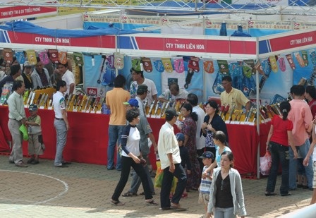 Chen chân mua hàng khuyến mãi - 7