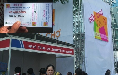 Chen chân mua hàng khuyến mãi - 8