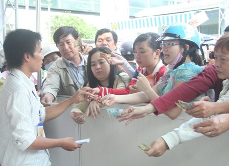 Chen chân mua hàng khuyến mãi - 9