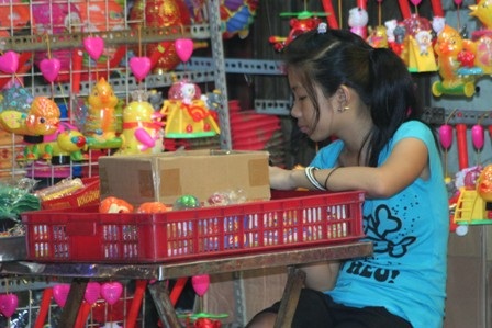 Đồ chơi trung thu: Đèn điện lấn lướt đèn cầy - 1