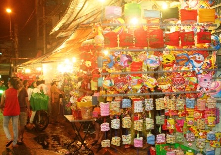 Đồ chơi trung thu: Đèn điện lấn lướt đèn cầy - 3