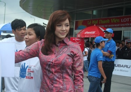 Lý Nhã Kỳ “đội nắng” kêu gọi ủng hộ từ thiện - 5