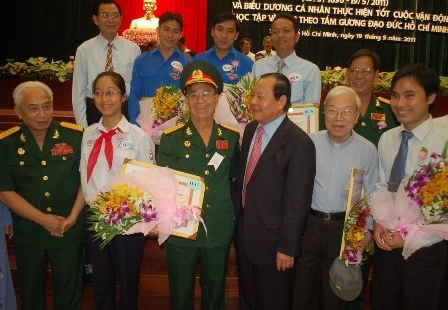 Báo chí góp phần quan trọng trong cuộc vận động học tập và làm theo gương Bác - 3 Báo chí góp phần quan trọng trong cuộc vận động học tập và làm theo gương Bác - 3