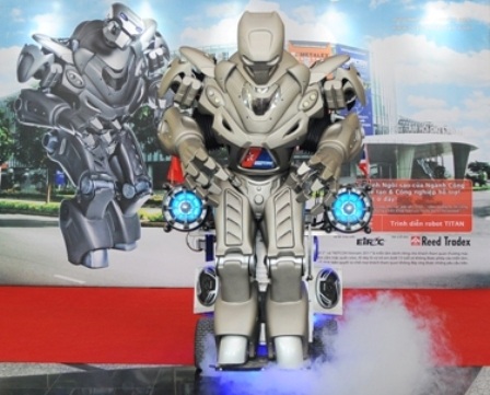 Rô bốt khổng lồ nổi tiếng thế giới lần đầu đến Việt Nam - 1